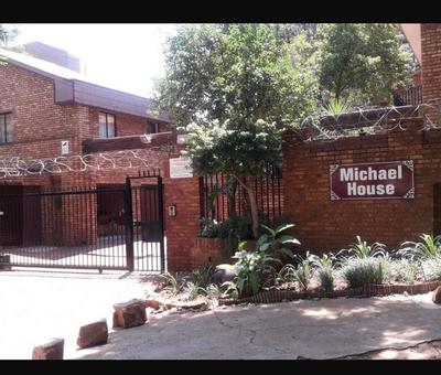 Apartment / Flat For Sale in Muckleneuk, Pretoria