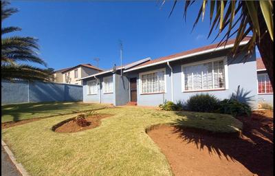 Townhouse For Sale in Roodepoort West, Roodepoort