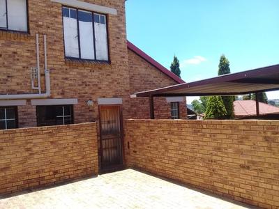 Townhouse For Sale in Honeydew Ridge, Roodepoort
