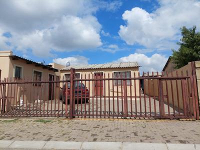 House For Sale in Khatamping, Tembisa