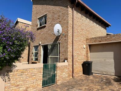 Townhouse For Sale in Wilgeheuwel, Roodepoort