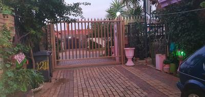 House For Sale in Lenasia Ext 10, Lenasia, Johannesburg