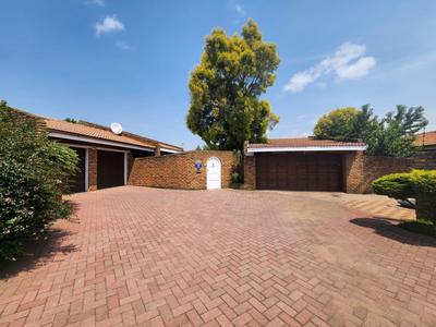 Townhouse For Sale in Strubenvale, Springs