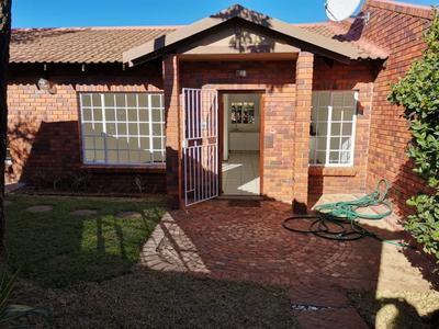 Townhouse For Sale in Langenhovenpark, Bloemfontein