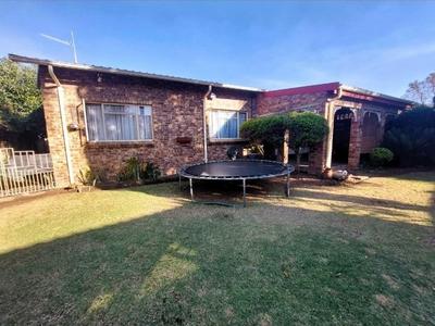 Townhouse For Sale in Huttenheights, Newcastle
