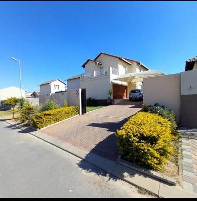 House For Sale in Blue Hills, Midrand
