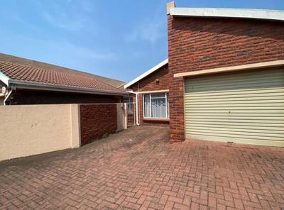Apartment / Flat For Sale in Huttenheights, Newcastle