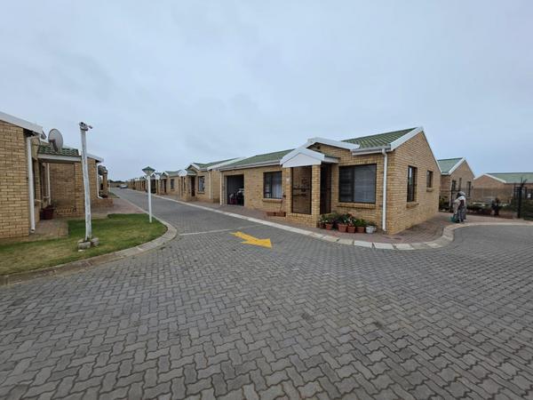 Townhouse For Sale in Jeffreys Bay Central, Jeffreys Bay